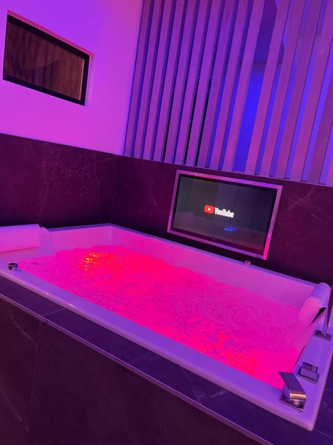 Апартаменти Chic & Jacuzzi Жівор Екстер'єр фото
