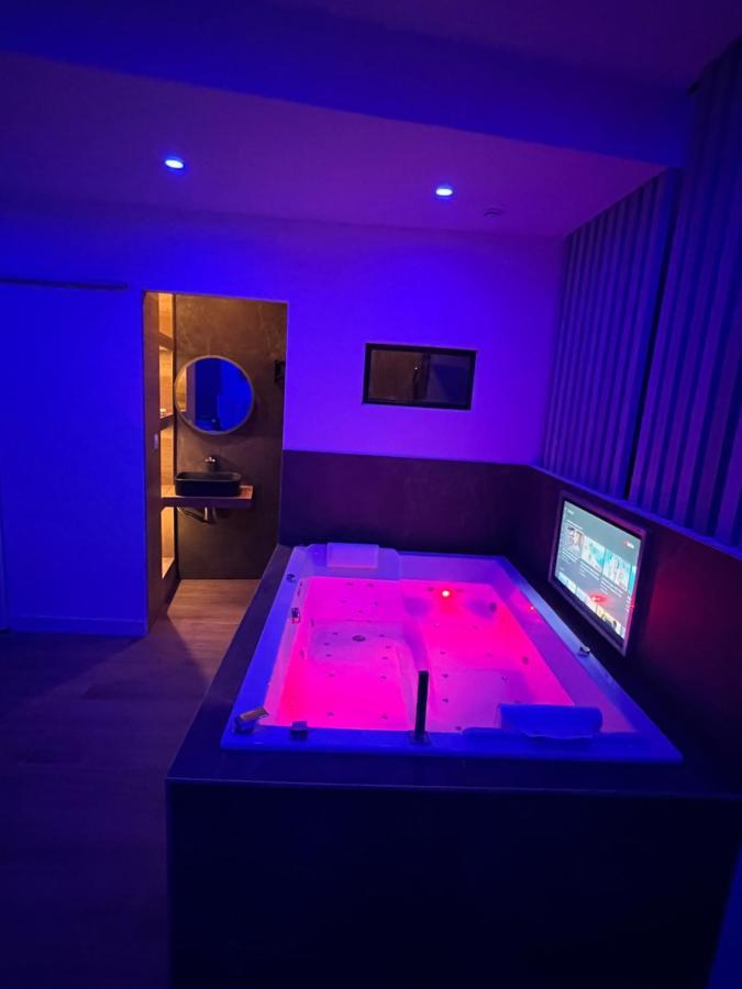 Апартаменти Chic & Jacuzzi Жівор Екстер'єр фото