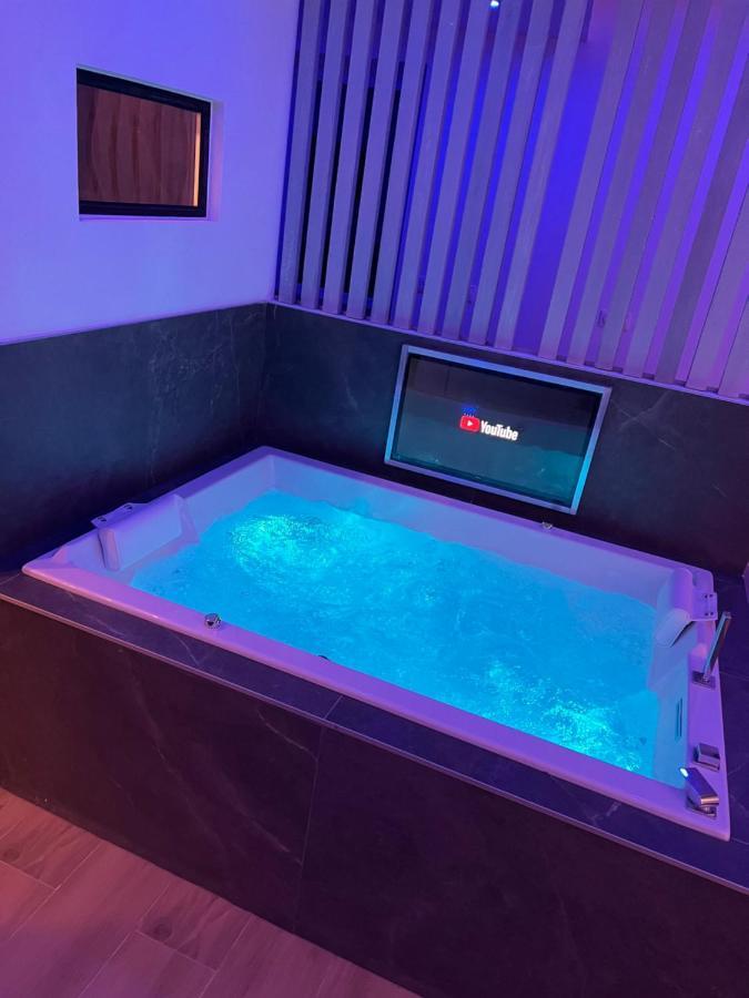 Апартаменти Chic & Jacuzzi Жівор Екстер'єр фото